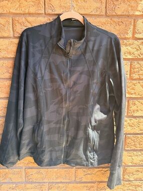 • 90 Degrees By Reflex Grey & Black Camouflage Sculpting Jacket